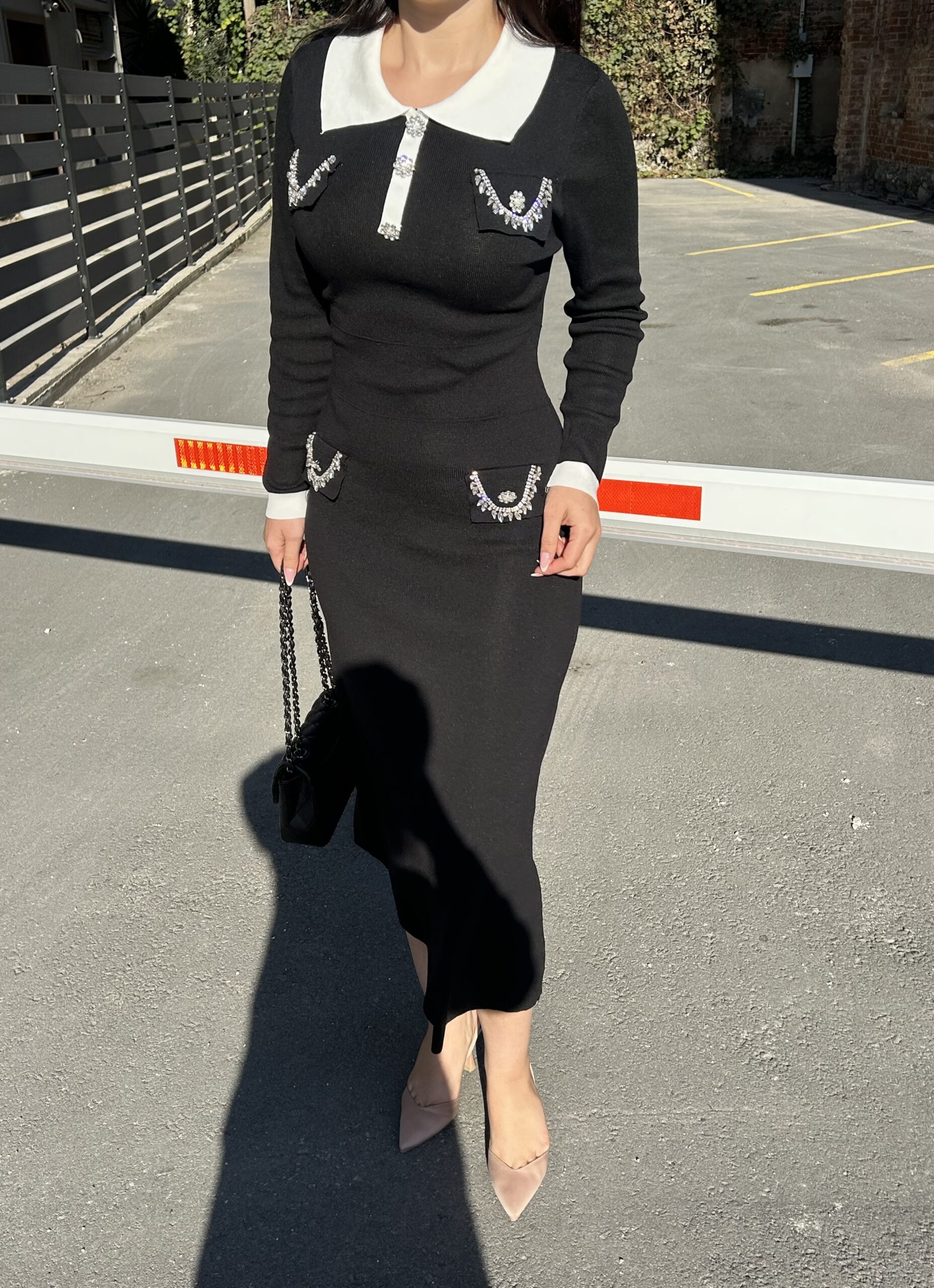 Fustan elegant me jake kontrasi dhe detaje perlash